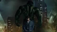 Nama Edward Norton sempat digadang-gadang akan menjadi Hulk di The Avengers. Tapi kemudian, peran itu diambil alih oleh Mark Ruffalo.