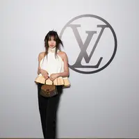 Hyein NewJeans hadir pertama kali di Paris Fashion Week sebagai BA Louis Vuitton. Mengenakan halter ruffle top dan celana panjang, penampilannya terlihat playful dengan clutch dan boots LV [Louis Vuitton]