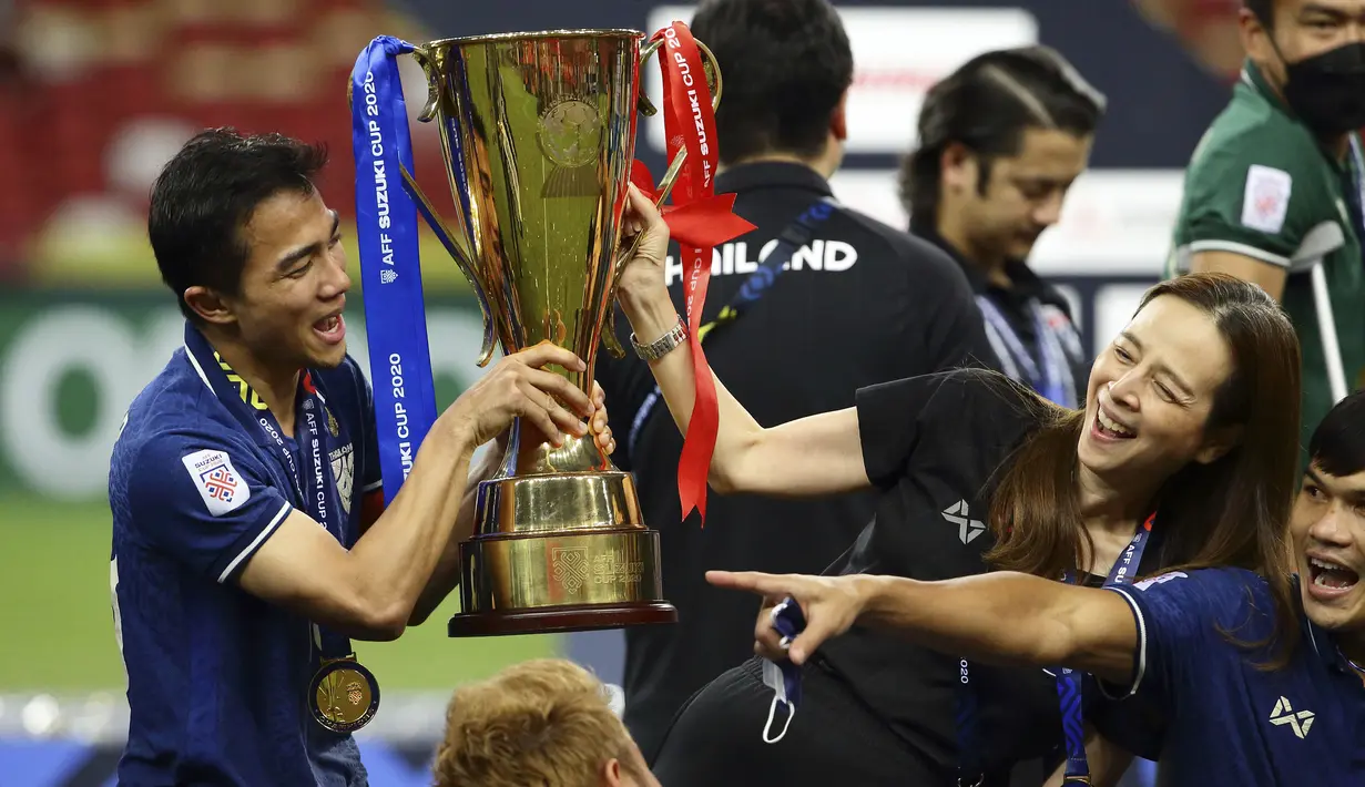 Madam Pang juga memberikan bonus besar kepada para pemain Timnas Thailand usai menjadi juara AFF 2020. Jumlahnya pun fantastis, yakni 20 juta bath atau setara dengan Rp8,6 miliar. (AP/Suhaimi Abdullah)