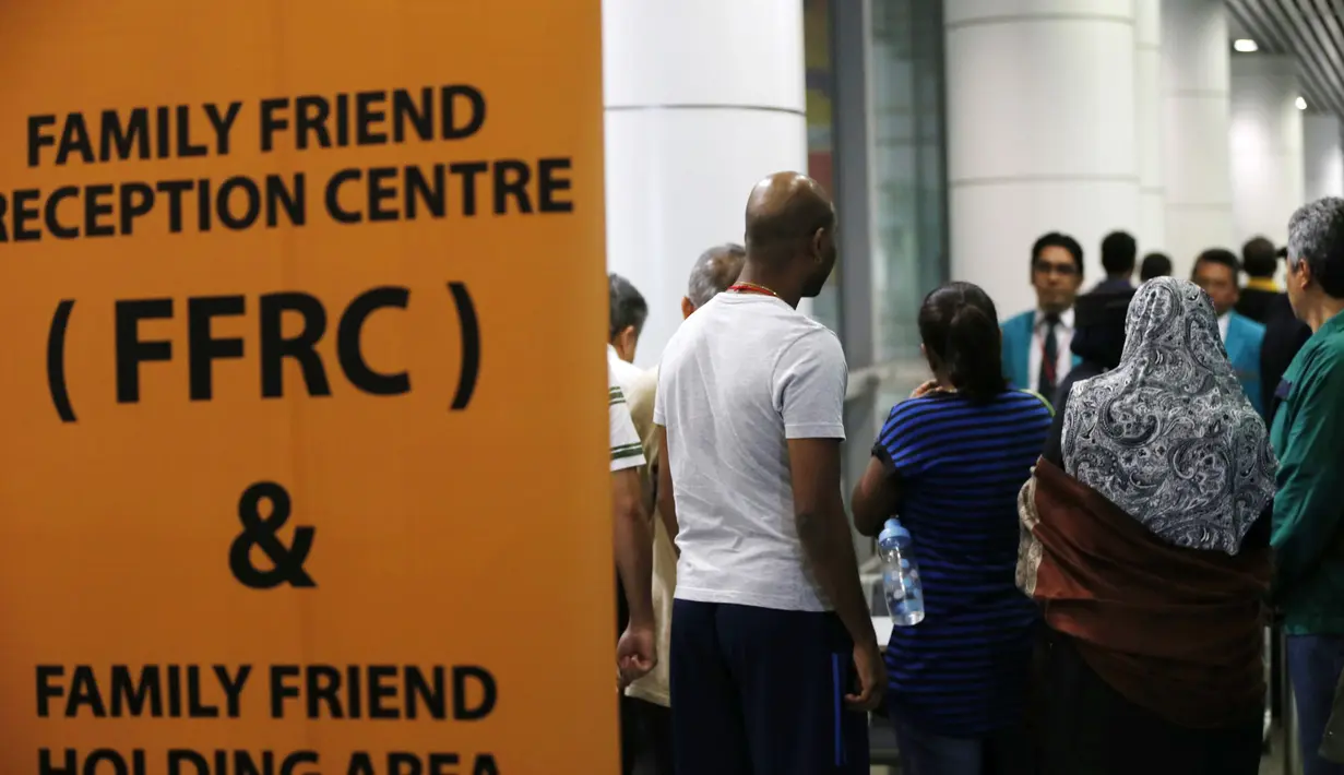 Keluarga penumpang pesawat MH-17 berbondong-bondong datang ke di Bandara Internasional Kuala Lumpur, Malaysia, Jumat (18/7/14). (REUTERS/Olivia Harris)