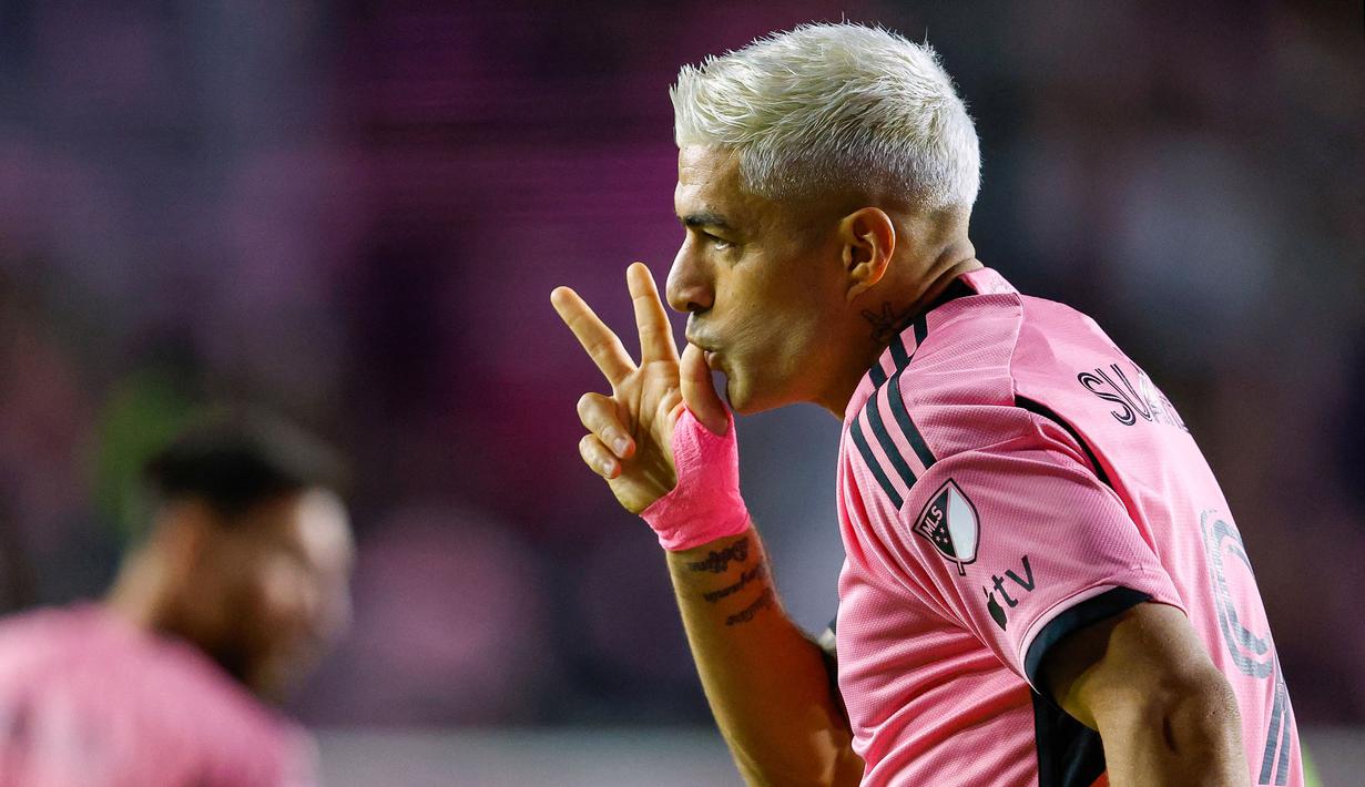 Pemain Inter Miami, Luis Suarez mencetak gol pembuka ke gawang Atlanta United pada laga leg pertama semifinal Wilayah Timur Piala Major League Soccer (MLS) Amerika yang berlangsung di Chase Stadium, Fort Lauderdale, Florida, Sabtu (26/10/2024) WIB. (AFP/Chris Arjoon)