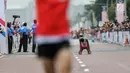 Pelari Indonesia Agus Prayogo saat melewati garis finis trek maraton SEA Games XXIX di Putra Jaya, Kuala Lumpur, Malaysia, Sabtu (19/8).  Posisi ketiga diisi pelari tuan rumah, Malaysia, Muhaizar Mohammad. (Liputan6.com/Faizal Fanani)