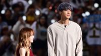 Tak hanya punya wajah yang imut, Chanyeol EXO juga punya badan yang menjulang seperti tiang listrik. Ia punya tinggi sekitar 185 cm. (Foto: koreaboo.com)