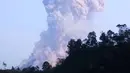Gunung Merapi menyemburkan asap dan abu vulkanis terlihat dari Sleman, Yogyakarta, Selasa (3/3/2020). Gunung Merapi meletus pada pukul 05.22 WIB dengan tinggi kolom 6.000 meter , status waspada (level II). (PANUT / AFP)