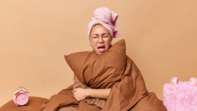 Ilustrasi tidur dengan rambut basah/freepik.com/wayhomestudio