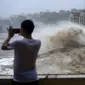 Gelombang yang menghantam pantai ketika Topan Lekima mendekati Provinsi Zhejiang, timur China. (AP)