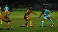 Winger Persela Lamongan, Saddil Ramdani, dikawal dua pemain Bhayangkara FC di Stadion Surajaya, Rabu (14/3/2018) malam. (Bola.com/Aditya Wany)