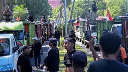 Selain Kantor Gubernur Bali, massa juga mendatangi kantor Pusat Pengendalian Lingkungan Hidup (PPLH) Bali Nusra. Tampak dalam foto, massa memprotes keputusan pemerintah untuk melarang pembuangan sampah organik di Tempat Pembuangan Akhir (TPA) Sampah, Suwung, menjelang penutupan permanen yang direncanakan akhir tahun ini, di Denpasar, Bali, pada Kamis 16 April 2026. (SONNY TUMBELAKA/AFP)