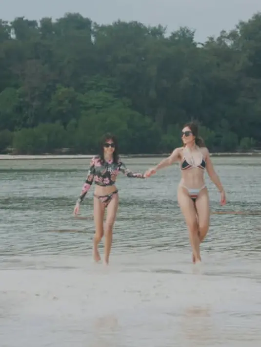 Foto yang dibagikan Wulan Guritno merupakan foto liburan di sebuah pulau. Ia pun tampil mengenakan bikini bersama putrinya tersebut.  [@wulanguritno]