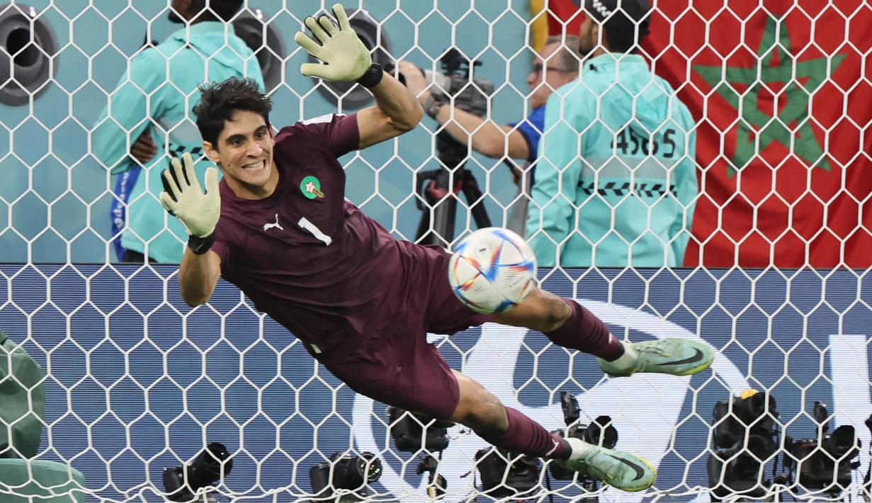 <p>Kiper Maroko, Yassine Bounou berhasil menghalau tendangan penalti pemain Spanyol saat babak 16 besar Piala Dunia 2022 yang berlangsung di Education City Stadium, Selasa (06/12/2022). (AFP/Jack Guez)</p>