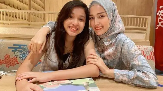 Potret Kedekatan 6 Putri Seleb Bersama Ibu Sambungnya, Penuh Kasih