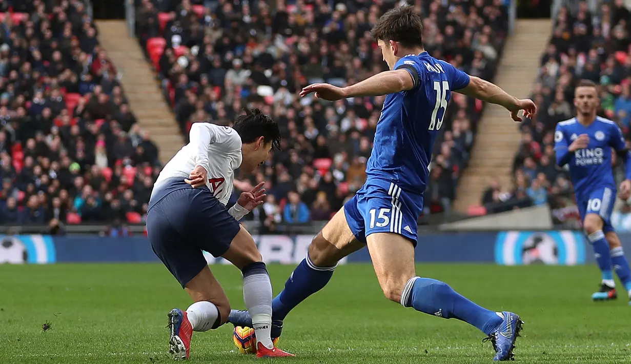 Bek Leicester City, Harry Maguire berusaha merebut bola dari penyerang Tottenham Hotspur, Son Heung-Min pada pertandingan Liga Inggris di Stadion Wembley, London pada 10 Februari 2019. Maguire dibeli MU seharga 80 juta poundsterling (sekitar Rp 1,38 triliun). (AFP Photo/Daniel Leal-Olivas)