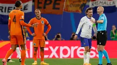 Ekspresi penyerang Belanda, Xavi Simons (kedua kiri) setelah gol yang dicetaknya dianulir oleh wasit Inggris Anthony Taylor (kanan) setelah tinjauan VAR selama pertandingan sepak bola Euro 2024 Grup D melawan Prancis di Stadion Leipzig, Jerman pada 21 Juni 2024. (Odd ANDERSEN/AFP)
