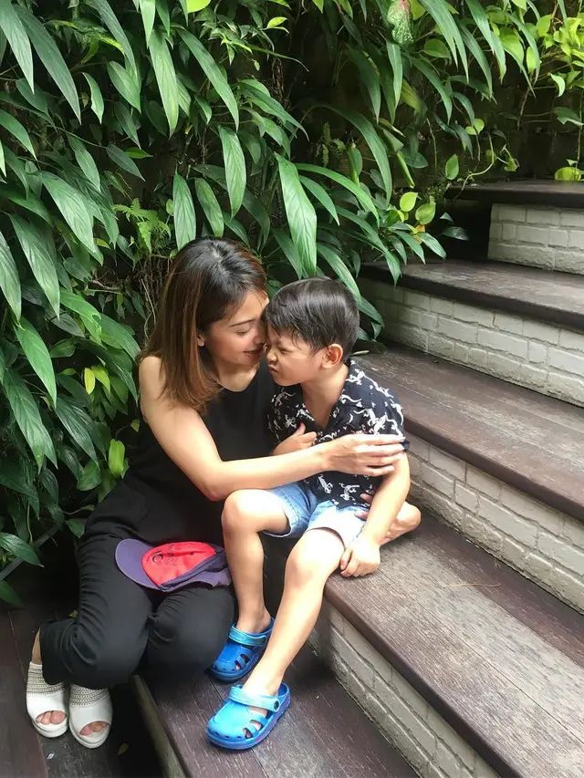 Jadi Single Mom, Ini 6 Potret Tiwi Eks T2 dan Anaknya