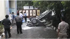 Sebuah minibus dikabarkan jatuh menghujam di Plaza Centris. Berdasarkan informasi yang diterima dari pihak kepolisian, kendaraan tersebut jatuh sekitar pukul 16.00 WIB