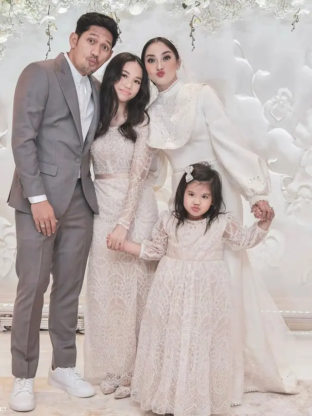 7 Ide Model Baju Anak Brokat Kombinasi Satin ala Anak Artis Indonesia, Cocok untuk ke Pesta