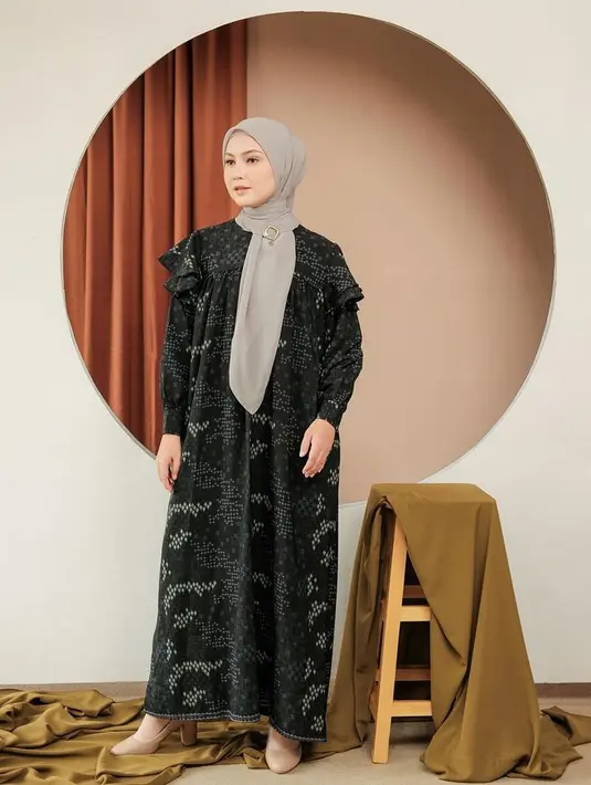 Dress dengan aksen ruffle pada lengan dan motif eksklusif ini dibuat untuk koleksi Ramadan. [Foto: @biabyzaskiamecca]
