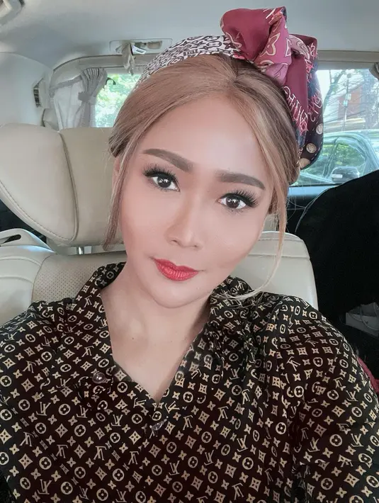 Salah satu fashion item yang kerap digunakan oleh wanita 42 tahun ini adalah bandana. Mengenakan bandana bermotif, membuat penampilan Inul Daratista kian menawan. (Liputan6.com/IG/@inul.d)