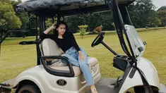 Sandrinna Michelle, pemeran Wulan di sinetron Dari Jendela SMP memang gayanya selalu curi perhatian. Seperti saat ia tampil kece saat menaiki mobil golf. Dengan pakaian warna hitam, Sandrinna terlihat cantik memesona. (Liputan6.com/IG/@sandrinna_11)