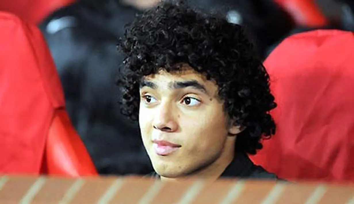 Manchester United&#039;s Rafael Da Silva sits on the substitutes bench before their UEFA Champions League Group E match against Celtic at Old Trafford in Manchester, on October 21, 2008. AFP PHOTO/ANDREW YATES