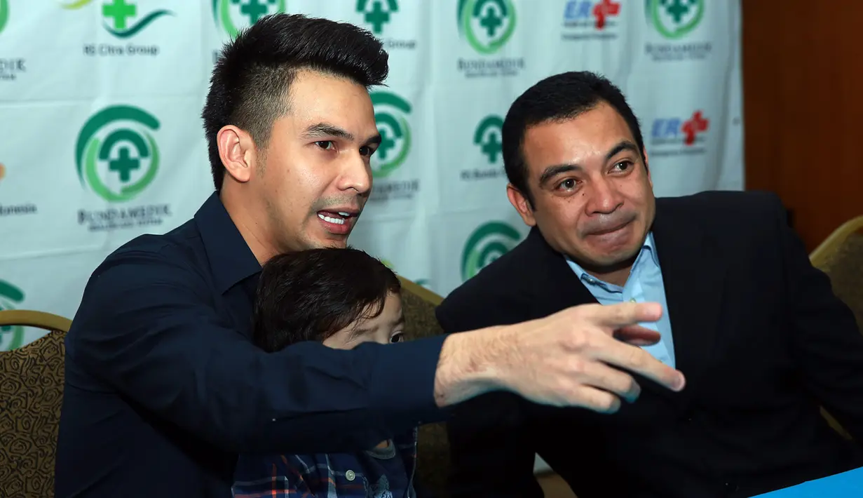 Selasa (12/4/2016) Ijong menggelar jumpa pers di Rumah Sakit Bunda Menteng, Jakarta Pusat berkaitan dengan anggota keluarga barunya. (Deki Prayoga/Bintang.com)