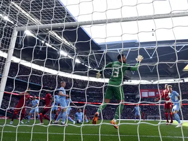 Pemain Liverpool Ibrahima Konate mencetak gol ke gawang Manchester City pada pertandingan sepak bola semifinal Piala FA di Stadion Wembley, London, Inggris, 16 April 2022. Liverpool menang 3-2. (Glyn KIRK/AFP)