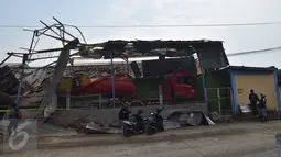Suasana tempat kejadian sebuah truk tangki pengangkut BBM yang meledak di Jalan Kawasan Industri Terboyo, Semarang, Rabu, ( 9/11). Truk yang meledak tersebut berkapasitas 8.000 liter premium. (Liputan6.com/Gholib)