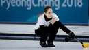Atlet Curling dari Rusia Anastasia Bryzgalova memperhatikan batu yang dilemparnya saat bertanding dalam Olimpiade Musim Dingin 2018 di Gangneung, Korea Selatan (11/2). (AP Photo / Natacha Pisarenko)