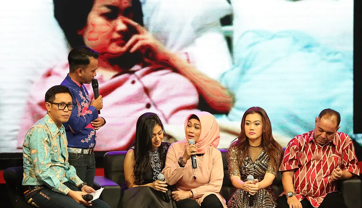 Julia Perez saat ini masih terus berjuang melawan penyakit kanker serviksnya. Beruntung, para sahabat dan keluarga selalu bersamanya dan memberikan dukungan untuk kesembuhan Jupe. (Bambang E. Ros/Bintang.com)