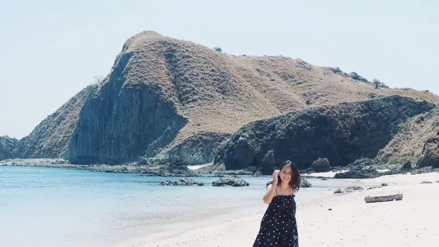 Momen Liburan Sandrinna Michelle di Labuan Bajo, Tampil Stylish. (Sumber: Instagram/sandrinna_11)