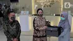 Ketua DPR Puan Maharani (tengah) secara simbolis memberikan bantuan ventilator dari pimpinan DPR kepada Bagian Pelayanan Kesehatan DPR RI, Jakarta, Selasa (16/6/2020). Bantuan tersebut untuk mengantisipasi jika ada pegawai atau anggota DPR yang teriindikasi COVID-19. (Liputan6.com/Johan Tallo)