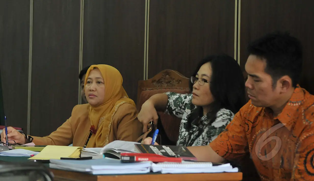 Tim Kuasa hukum Tergugat KPK saat sidang lanjutan praperadilan SDA terhadap KPK di PN Jakarta Selatan, Kamis(2/4/2015).  Sidang lanjutan Praperadilan dengan agenda mendengarkan keterangan saksi ahli. (Liputan6.com/Johan Tallo)