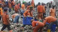 Petugas Suku Dinas Lingkungan Hidup membersihkan sampah plastik  yang menumpuk di kawasan wisata hutan Mangrove Muara Angke, Jakarta, Sabtu (17/3). (Merdeka.com/Imam Buhori)