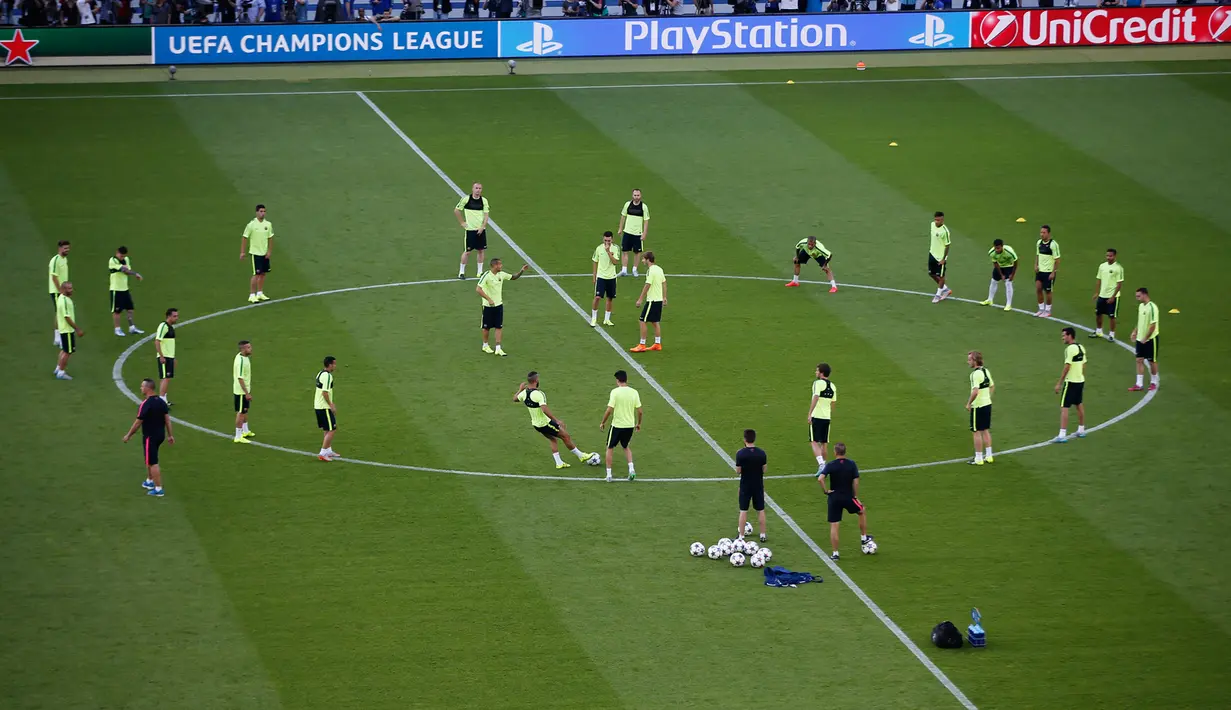 Para pemain Barcelona saat melakukan sesi latihan di Olympiastadion Berlin, Jerman (5/6/2015). Barcelona akan menghadapi Juventus di Final Liga Champions. (Reuters/Fabrizio Bensch)