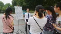 Tak sabar memiliki kekasih, pria berusia 23 tahun nekat membuat pengumuman di Universitas Sains dan Teknologi di Wuhan, China.
