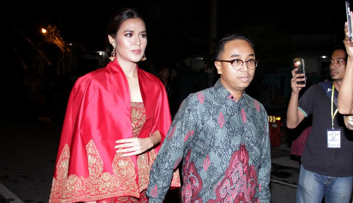 Bukan hanya Raisa, tamu undangan lainnya pun harus mengantri saat masuk ke dalam gedung dan saat bersalaman kepada kedua mempelai. Ada juga wakil gubernur DKI Jakarta, Sandiaga Uno, yang ternyata juga ikut antrean panjang. (Adrian Putra/Bintang.com)