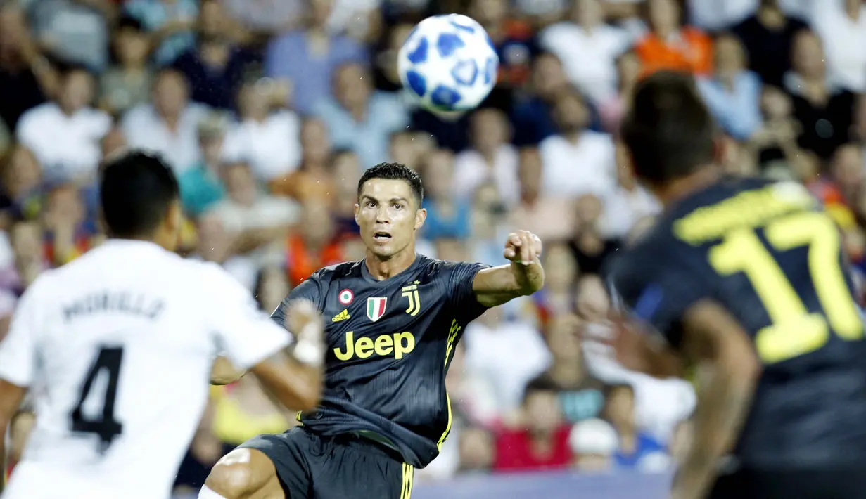 Striker Juventus, Cristiano Ronaldo, berusaha mengontrol bola saat melawan Valencia pada laga Liga Champions di Stadion Mestalla, Valencia, Rabu (19/9/2018). Juventus menang 2-0 atas Valencia. (AP/Alberto Saiz)
