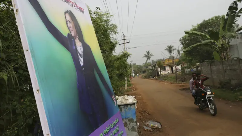 Spanduk bergambarkan Kamala Harris di Desa Thulasendrapuram, India. (AP/Aijaz Rahi)