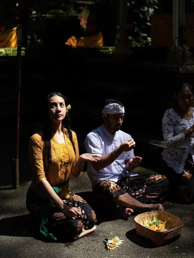8 Gaya Anya Geraldine Berkebaya Kuning saat Jalani Ritual Melukat di Bali