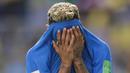 Striker Brasil, Neymar, menangis usai mengalahkan Kosta Rika pada laga grup E Piala Dunia di Stadion Krestovsky, St Petersburg, Jumat (22/6/2018). Pada laga ini Neymar berhasil mencetak gol perdana Piala Dunia 2018. (AP/Dmitri Lovetsky)