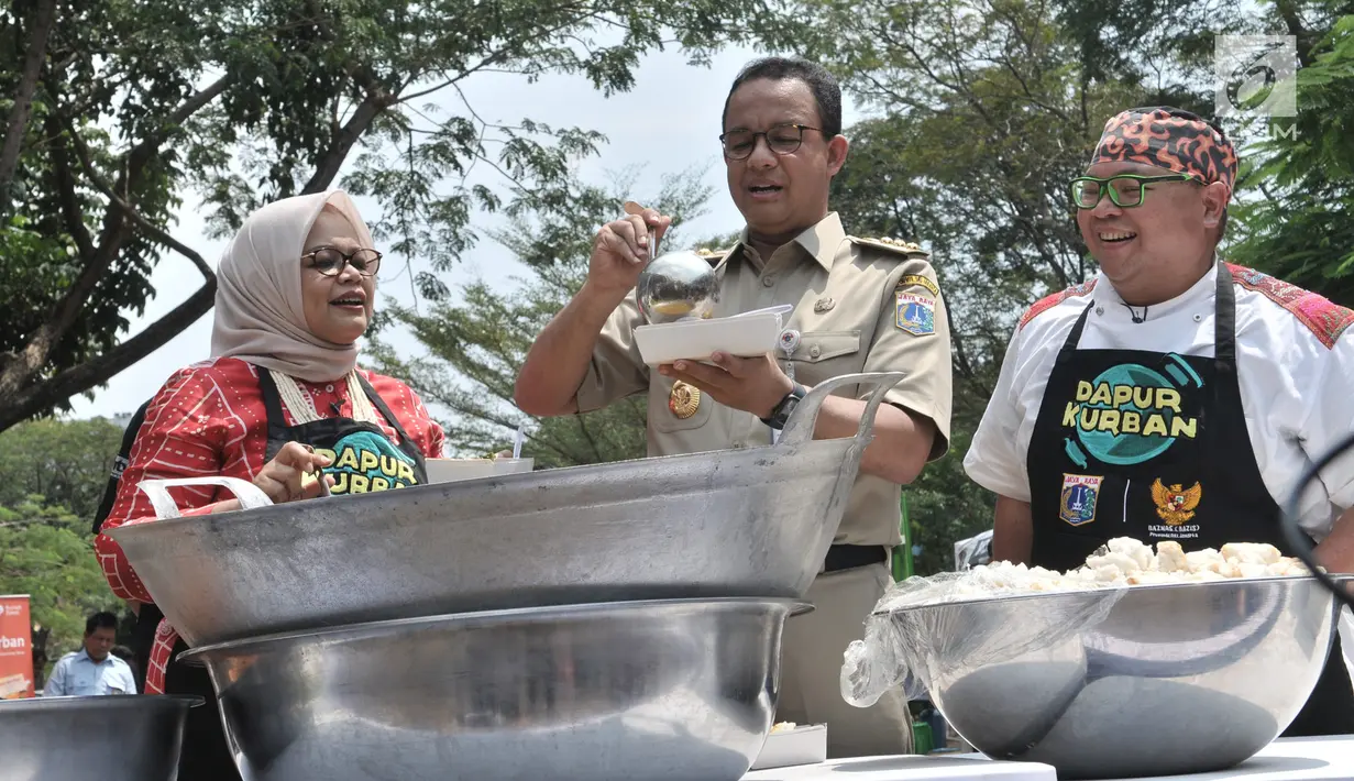 Gubernur DKI Jakarta Anies Baswedan disaksikan istri Fery Farhati dan chef Ragil menyiapkan salah satu menu olahan daging kurban saat peluncuran Dapur Kurban di Monas, Jakarta, Senin (12/8/2019). (merdeka.com/Iqbal S. Nugroho)
