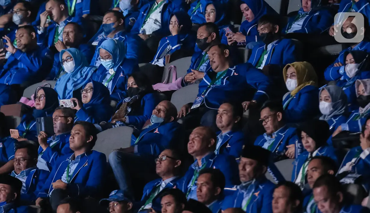 Sejumlah anggota fraksi Partai Demokrat menghadiri Rapimnas Partai Demokrat di JCC, Jakarta, Jumat (16/9/2022). Dalam pidatonya, AHY menyebut Demokrat sedang intens dengan 2 partai dan Demokrat tengah intens membangun komunikasi dengan 2 partai yang juga memiliki semangat dan energi perubahan untuk Indonesia yang lebih baik. (Liputan6.com/Faizal Fanani)