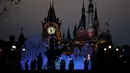 Sejumlah pengunjung saat hadir dalam pembukaan tiga hari pembukaan  taman Impian Disney di Shanghai , Cina , 14 Juni 2016. Taman hiburan ini mempunyai kastil Disney yang paling besar di seluruh dunia. (REUTERS / Aly Song)