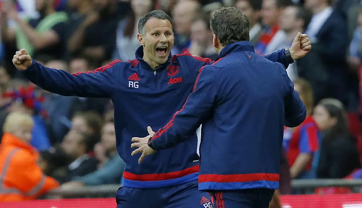 Status legenda klub dipercaya memudahkan Ryan Giggs dalam mengelola skuad Manchester United. Ia pun sempat menjadi pelatih caretaker Manchester United di empat laga pamungkas Liga Inggris 2013-2014. (AFP/Ian Kington)
