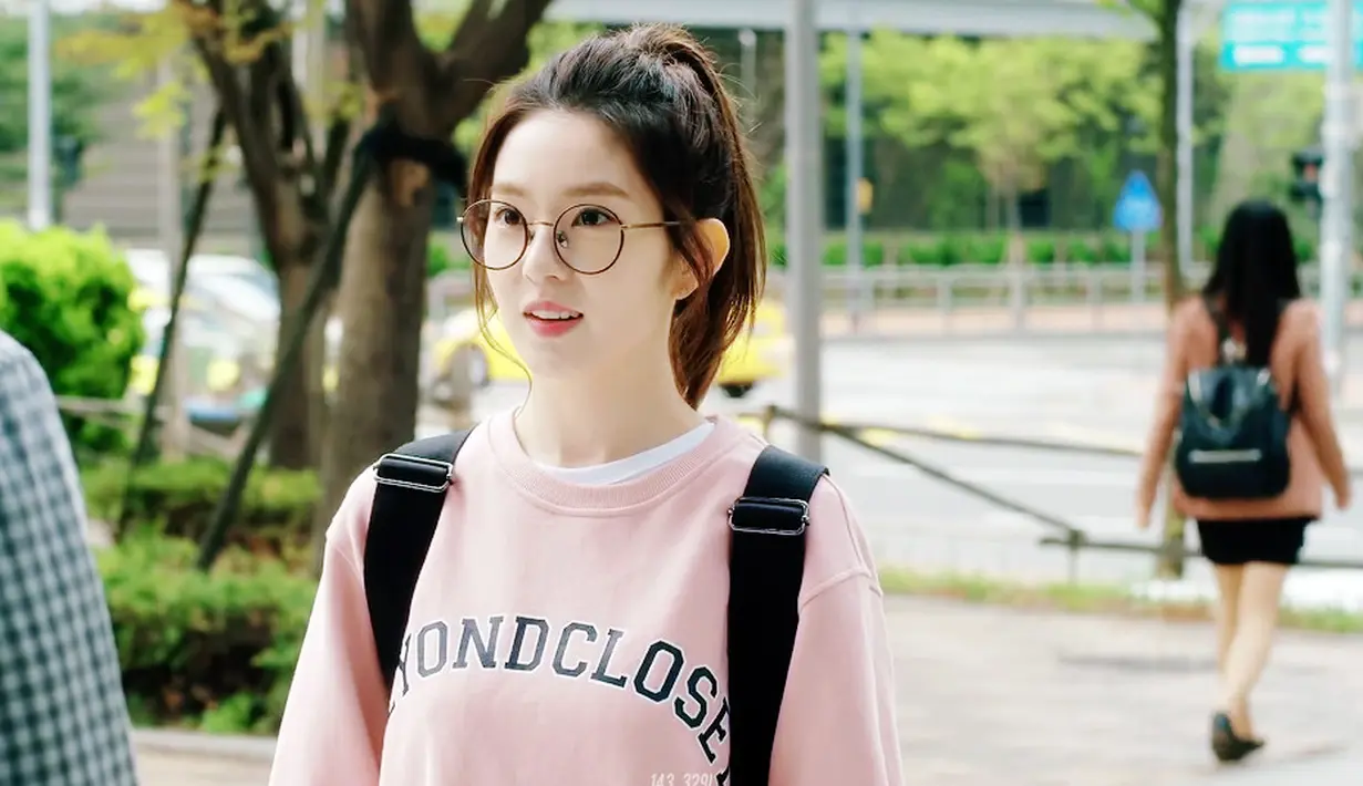 Idol cantik bernama Bae Joo Hyun ini memenuhi kriteria yang sempat   dikatakan oleh Kang Daniel. "Aku rasa, Irene cocok dengan kriteria Kang   Daniel. Tampaknya mereka sangat cocok," ujar seorang penggemar. (Foto: soompi.com)