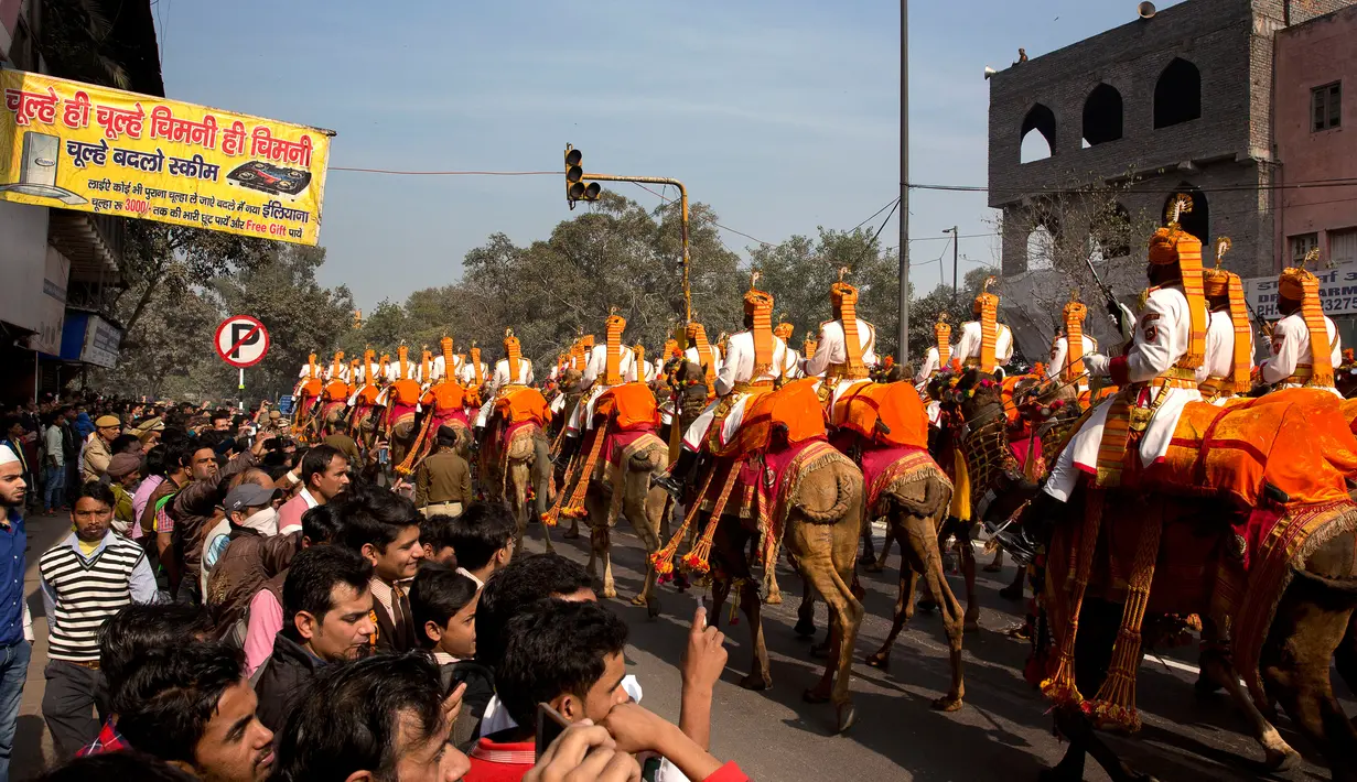 Angkatan bersenjata India menaiki unta saat parade menyambut Hari Republik India di New Delhi, India, Senin (23/1). India akan merayakan Hari Raya Nasional yang jatuh pada tanggal 26 Januari. ( AP Photo/Manish Swarup)