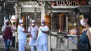 Pekerja yang mengenakan masker terlihat di luar sebuah restoran di Istanbul, Turki (1/7/2020). Menteri Kesehatan Turki Fahrettin Koca mengatakan bahwa kasus baru COVID-19 pekan lalu di Istanbul, kota metropolis terbesar di Turki, menyumbang 54 persen dari seluruh peningkatan kasus. (Xinhua/Xu Suhui)
