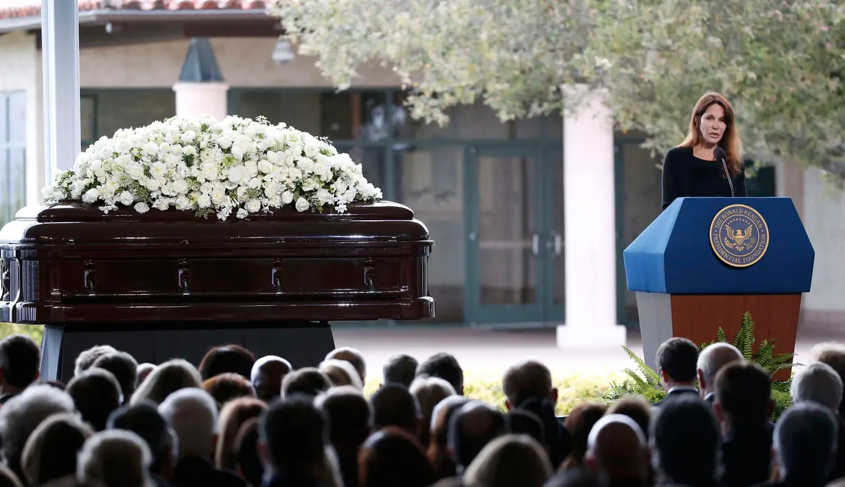 Patti Davis, putri dari mantan ibu negara AS, Nancy Reagan berpidato dalam acara pemakaman mantan artis Hollywood dan istri dari Ronald Reagan itu, di Simi Valley, California, Jumat (11/3). (REUTERS/Lucy Nicholson)