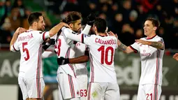 Pemain AC Milan merayakan gol melalui penalti yang dicetak Ricardo Rodriguez saat bertandang ke markas Ludogorets Razgrad pada laga leg pertama babak 32 besar Liga Europa di Ludogerts Arena, Jumat (16/2). AC Milan memetik kemenangan 3-0. (AP Photo)
