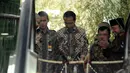 Presiden terpilih Joko Widodo menggunting pita sebagai tanda dibukanya Pasaraya Tribute to Batik 2014 dengan tema "Pasar Klewer Solo Pindah ke Jakarta" di Blok M, Jakarta, Kamis (2/10/2014) (Liputan6.com/Herman Zakharia)